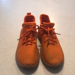 Size 10 men’s orange  Pony’s. Look like Yeezy’s